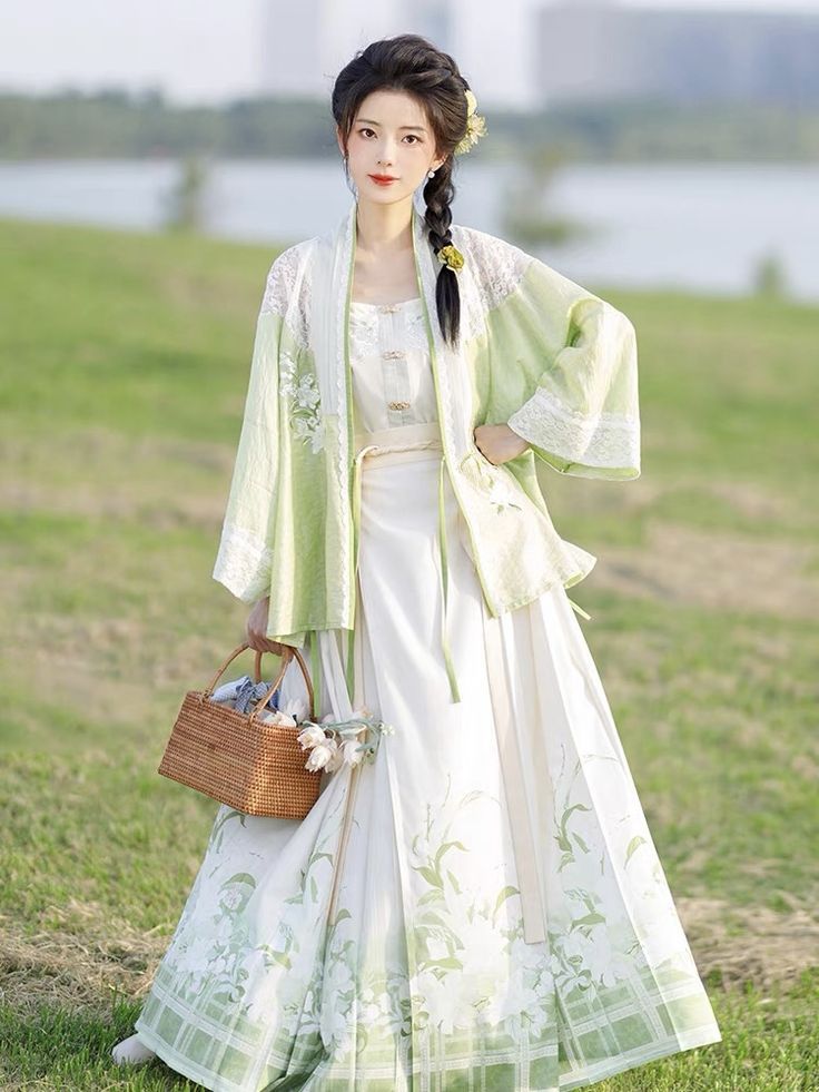 Reigniting the Essence of Hanfu:A Clean and Pure Journey Through Traditional Chinese Elegance Reigniting the Essence of Hanfu:A Clean and Pure Journey Through Traditional Chinese Elegance