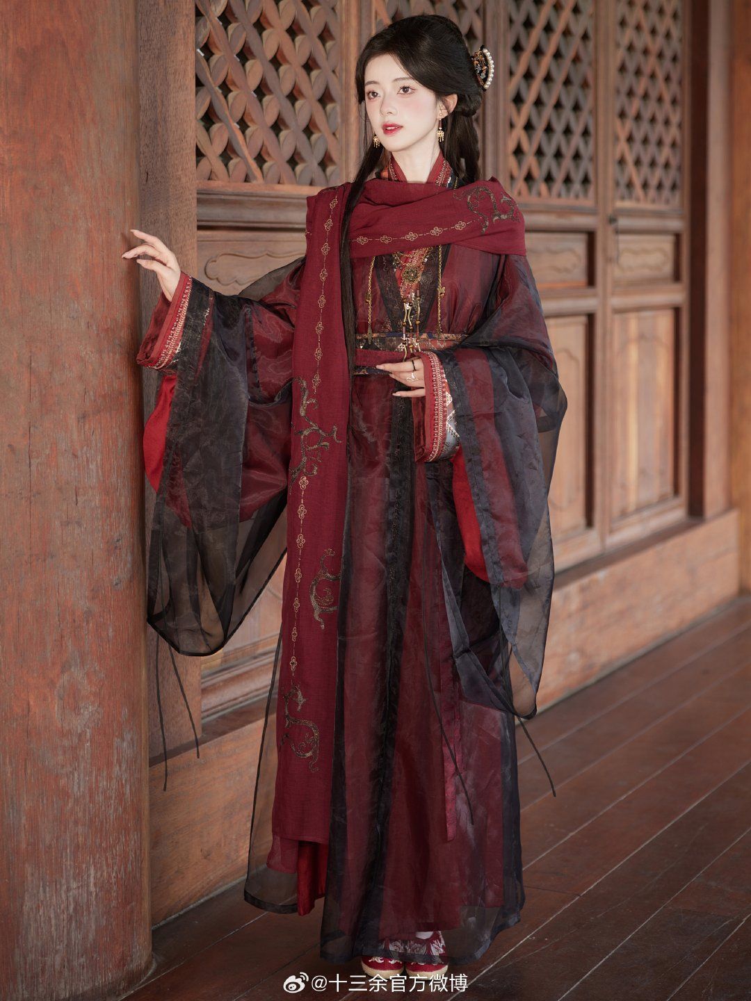 The Splendor of Hanfu Fashion in the Wei and Jin Dynasties:A Study of Red-Dress Women The Splendor of Hanfu Fashion in the Wei and Jin Dynasties:A Study of Red-Dress Women