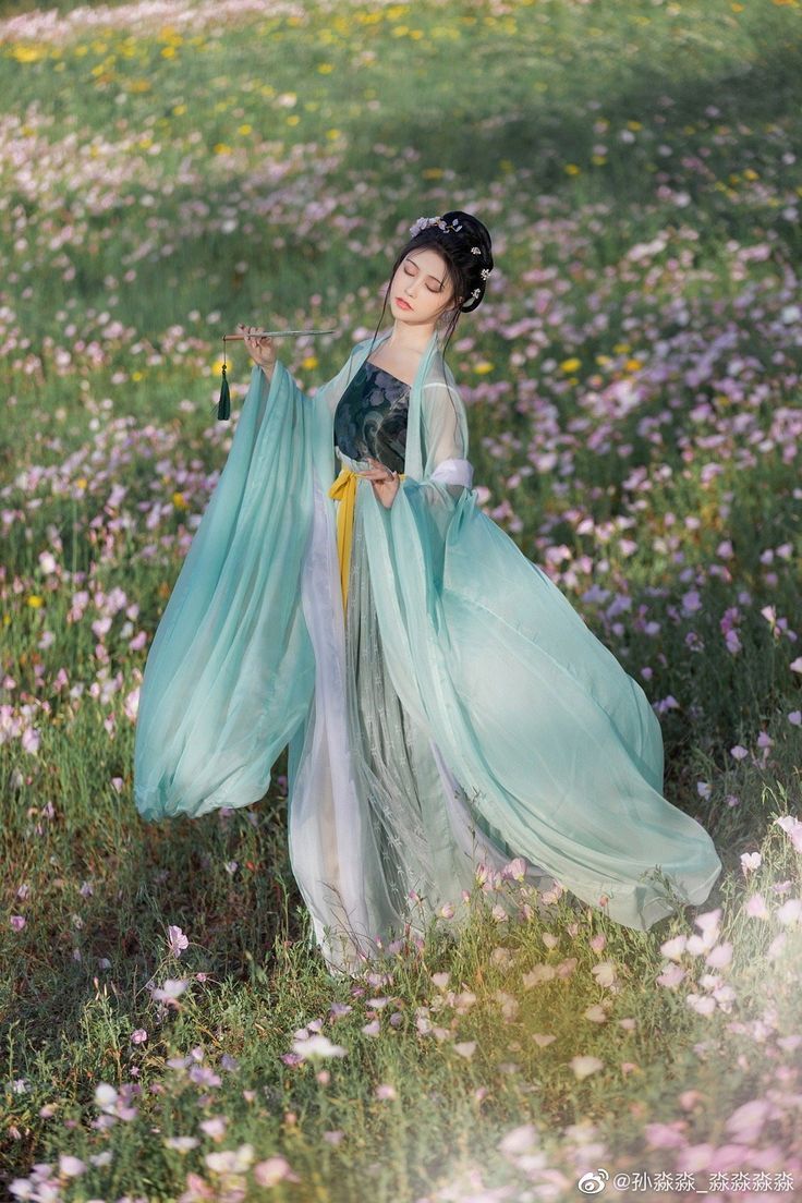 The 13-Year-Old Student with an Unmatched Dominance in Hanfu Fashion The 13-Year-Old Student with an Unmatched Dominance in Hanfu Fashion