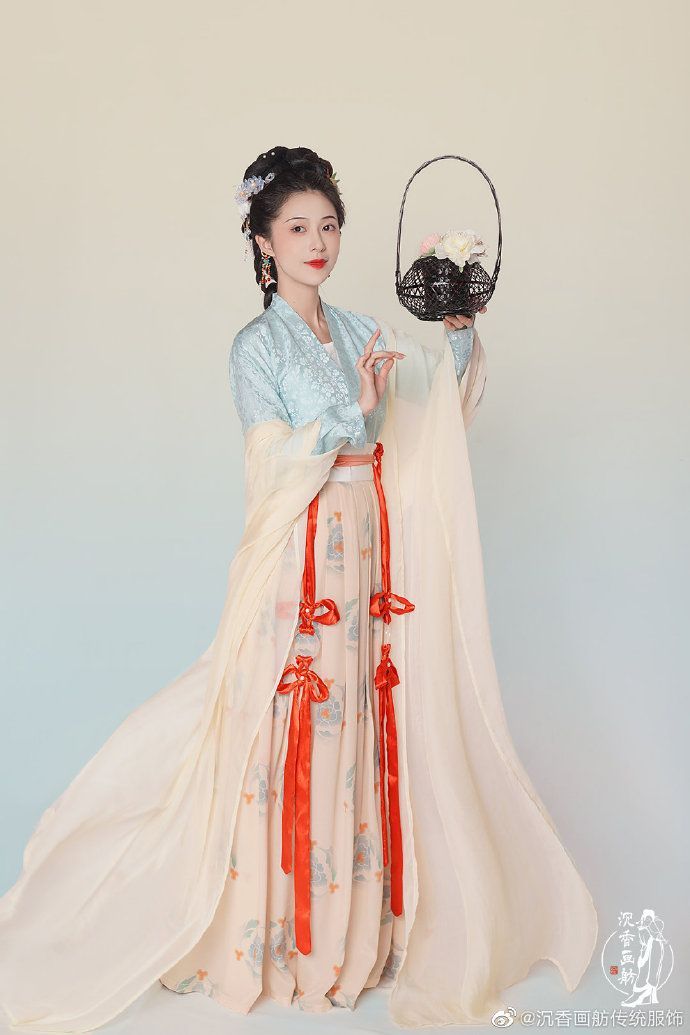 The Enchantment of Chinese Cheongsam Dress The Enchantment of Chinese Cheongsam Dress