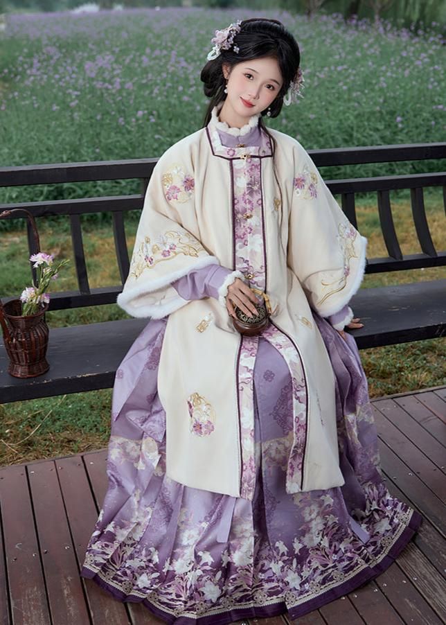 The Charm of a Single Cheongsam-Style Blouse The Charm of a Single Cheongsam-Style Blouse