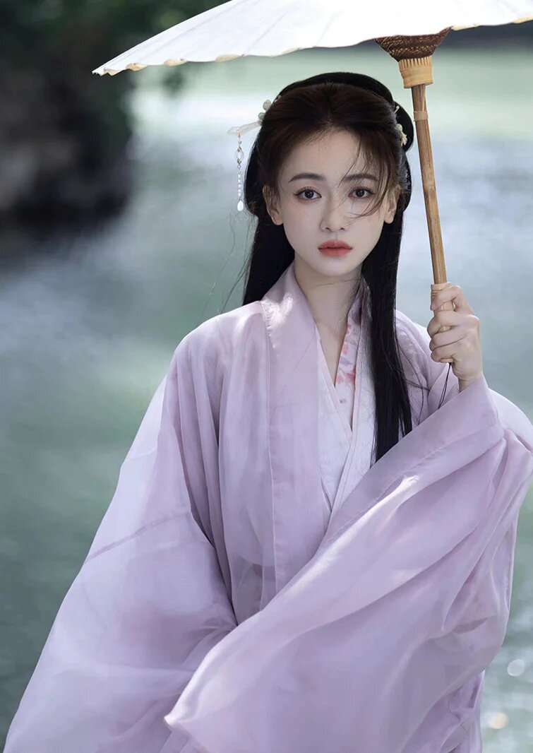 Summer in a Cheongsam Dress:The Elegance of a Traditional Chinese Style