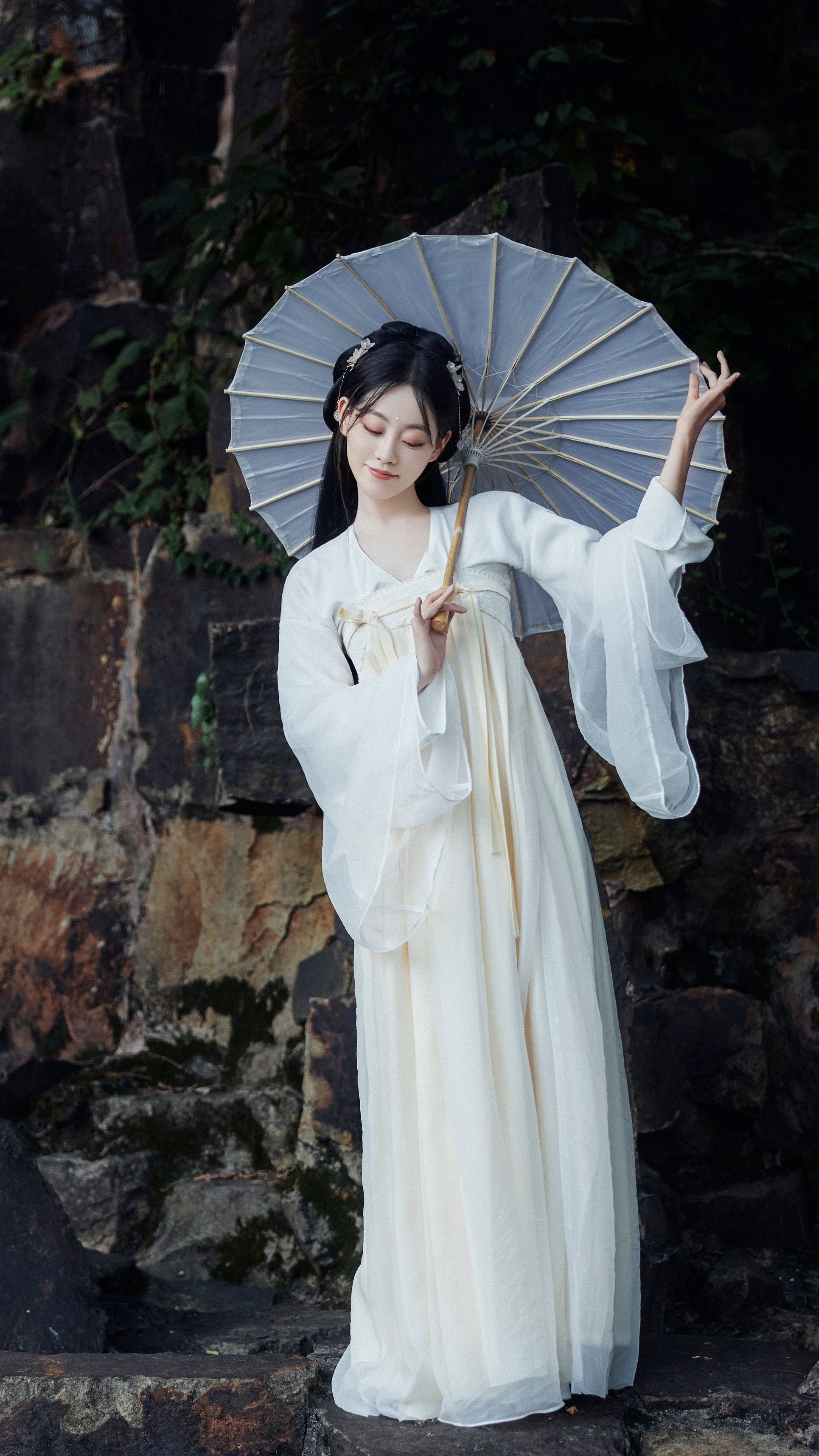 Snow Whites Hanfu Shoes:A Blend of Traditional Elegance and Modern Charm Snow Whites Hanfu Shoes:A Blend of Traditional Elegance and Modern Charm