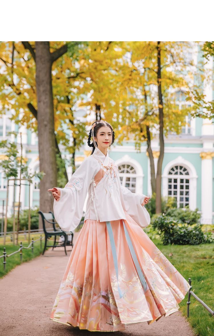 The Splendor of Hanfu Fashion:Following the Steps of Ruyi Fangfeis Hanfu Han Yunxi The Splendor of Hanfu Fashion:Following the Steps of Ruyi Fangfeis Hanfu Han Yunxi
