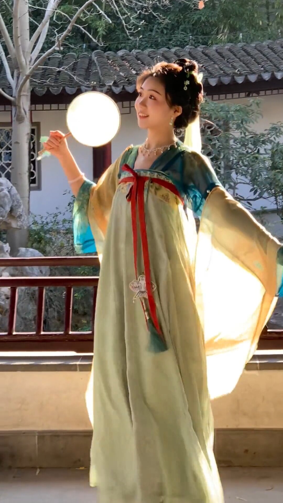 The Splendor of Princess Yao Yao in Hanfu Fashion:A Close Look at the Character of Angela