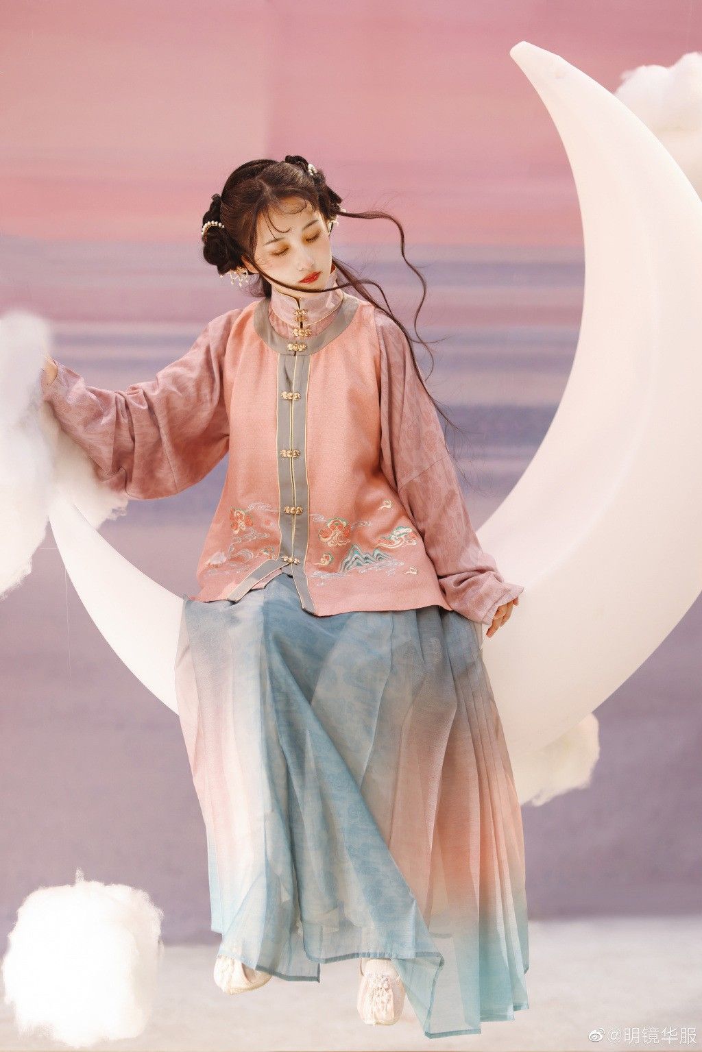 The Charm of Traditional Qipao for the Petite Figure:A Tale of 155cm in the Republic Era The Charm of Traditional Qipao for the Petite Figure:A Tale of 155cm in the Republic Era