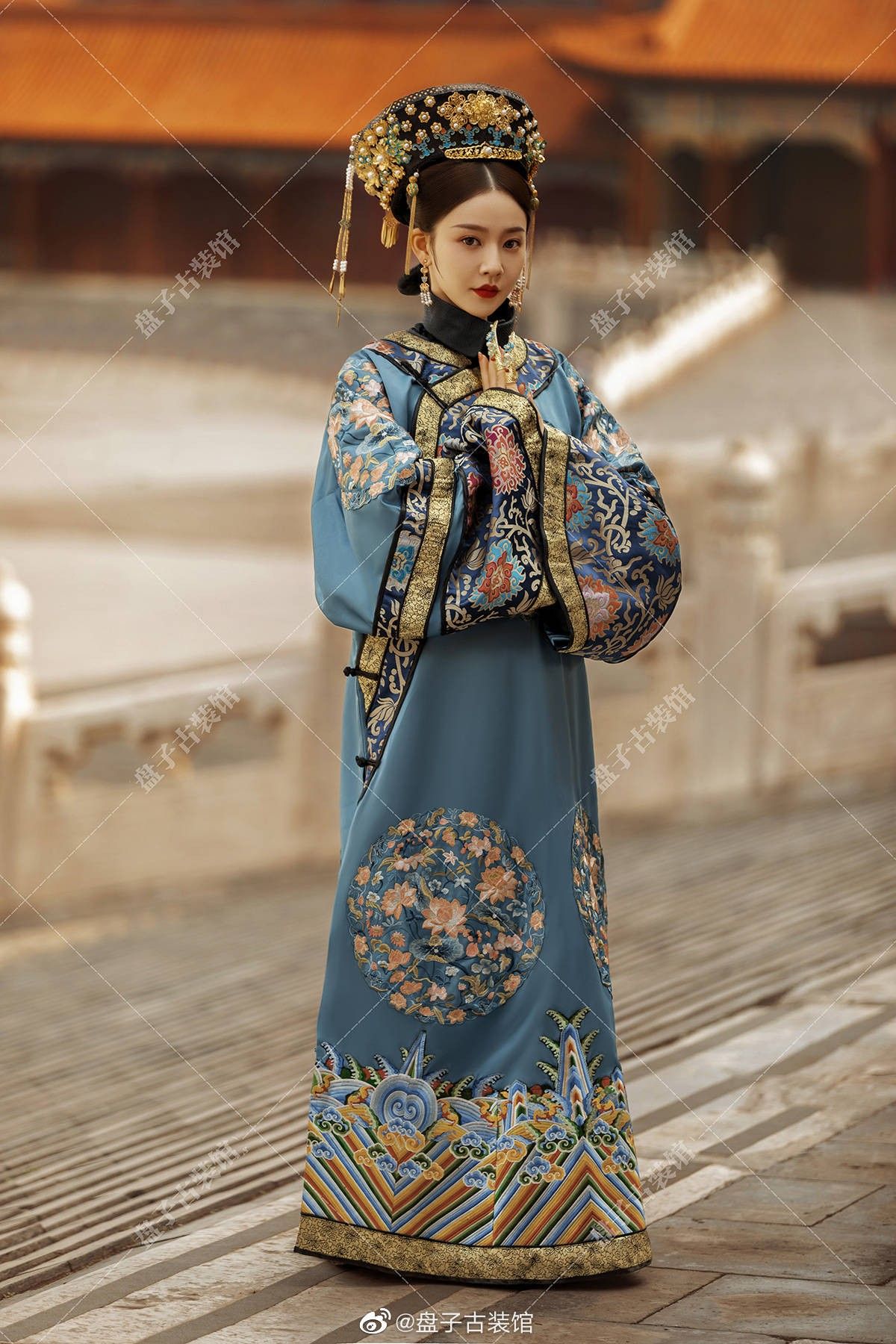 Embracing the Elegance of Cheongsam Collars:A Guide to Accessories and Styling Embracing the Elegance of Cheongsam Collars:A Guide to Accessories and Styling
