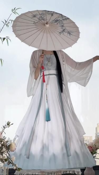 Embracing the Elegance of Long Cheongsam:Chinese Style and Its Allure Embracing the Elegance of Long Cheongsam:Chinese Style and Its Allure