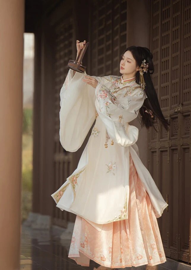 The Subtle Charm of Hidden Buttons in Traditional Hanfu Clothing The Subtle Charm of Hidden Buttons in Traditional Hanfu Clothing