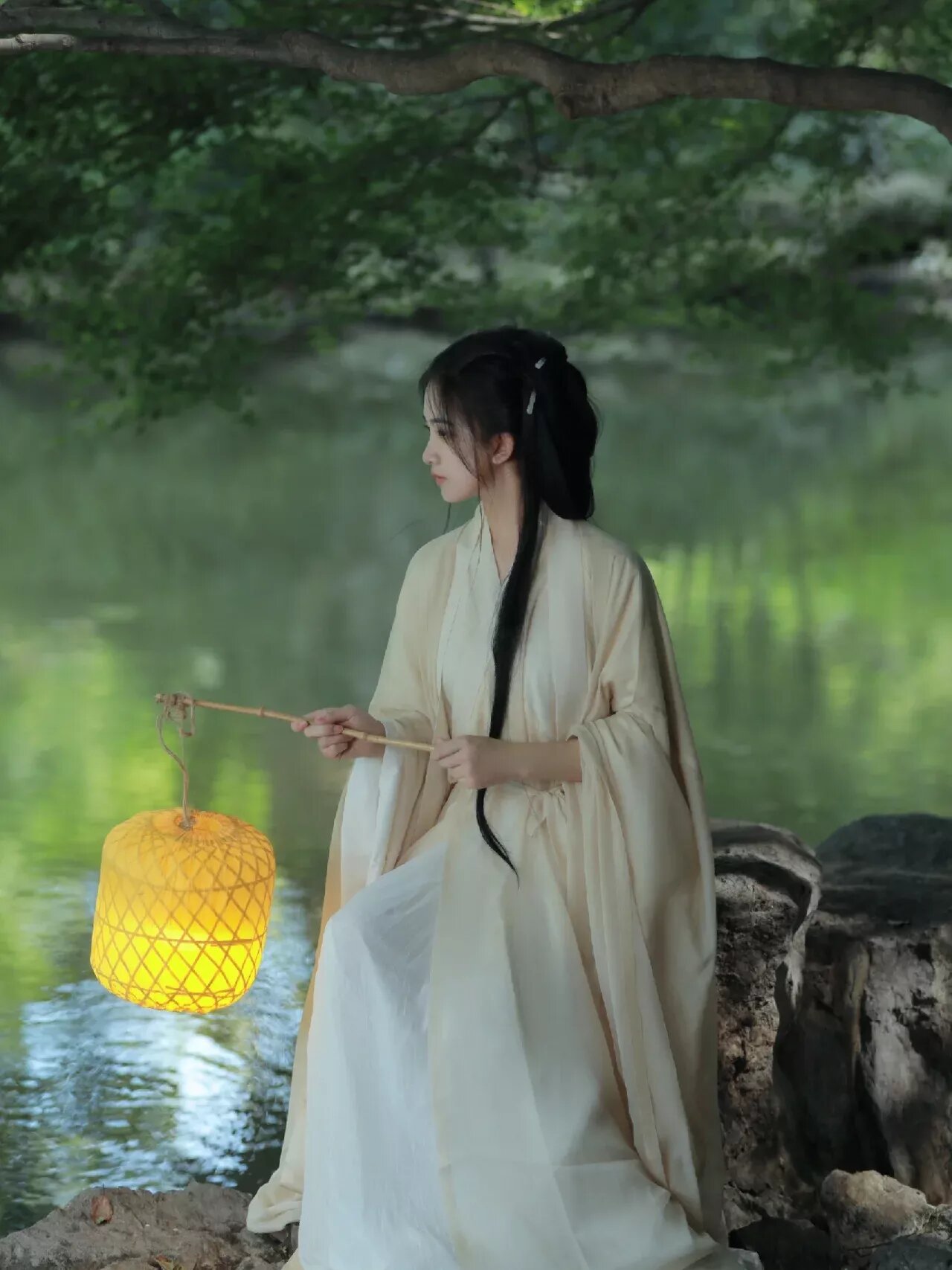 White Furry Shoes and Cheongsam:A Fashionable Fusion