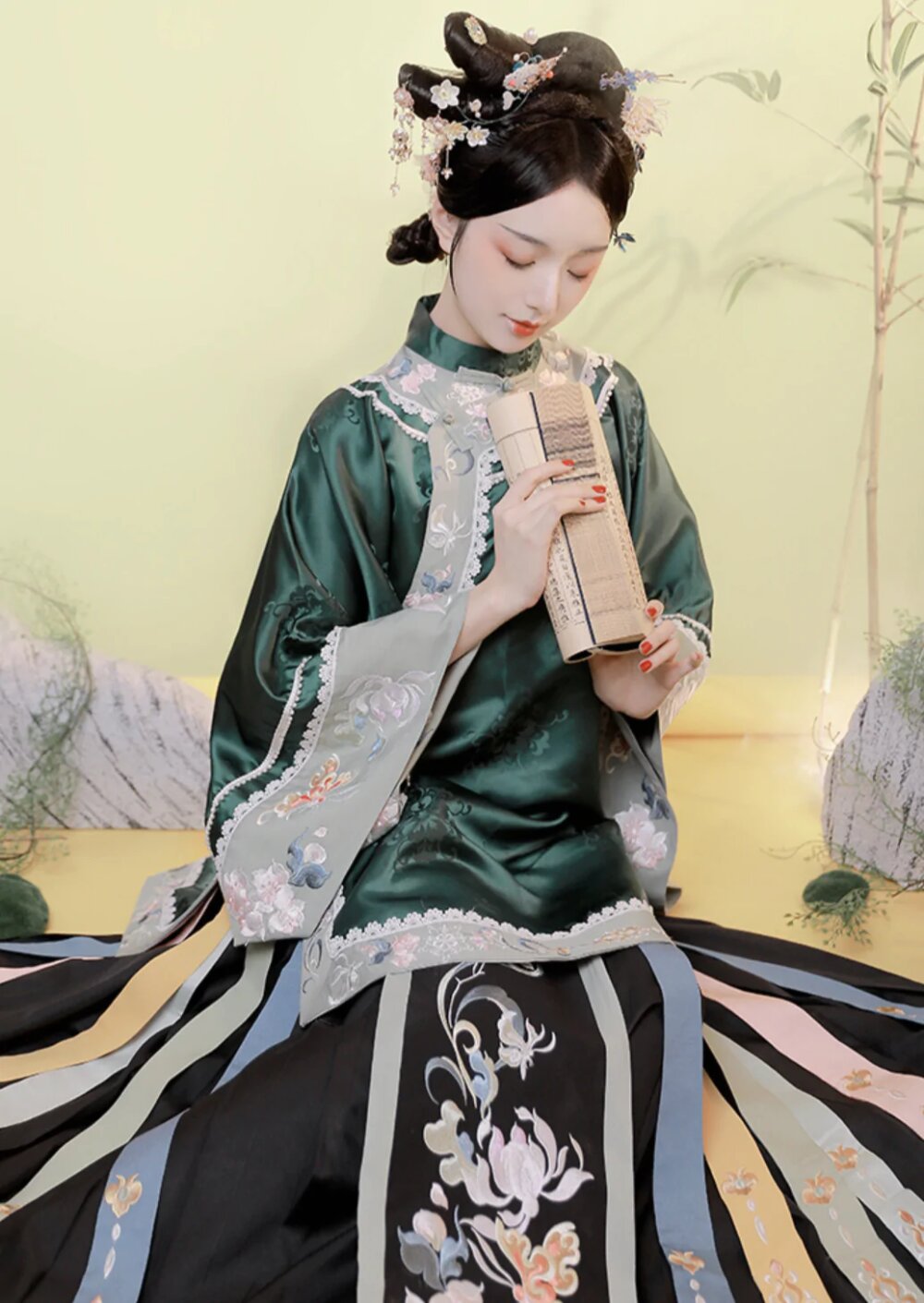 The Rise of Fashion:Fang-collar Half-sleeved Hanfu with Woolen Blend
