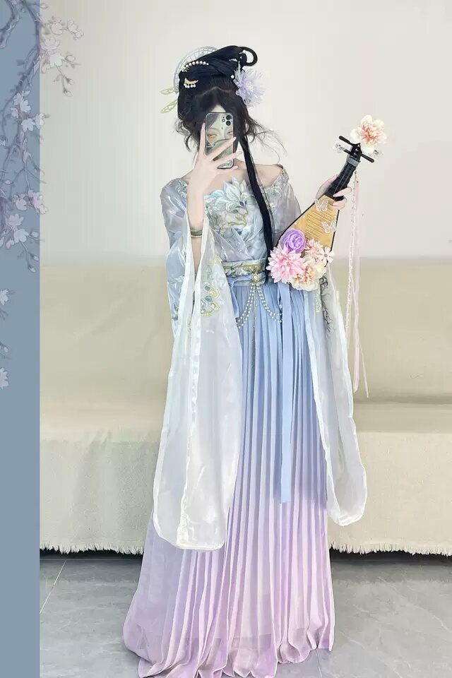 The Blue Cheongsam:A Glimpse into Traditional Chinese Fashion of the Republic Era The Blue Cheongsam:A Glimpse into Traditional Chinese Fashion of the Republic Era