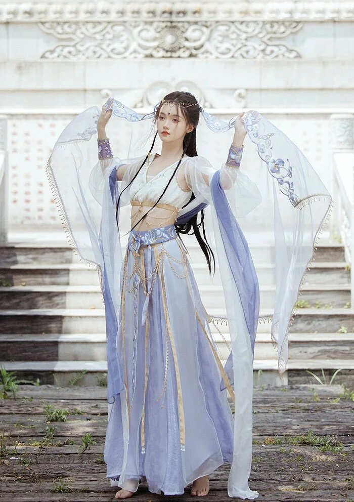 The Enchantment of Cheongsam and High Heels:A Glimpse into the World of Fashion Show Walkers