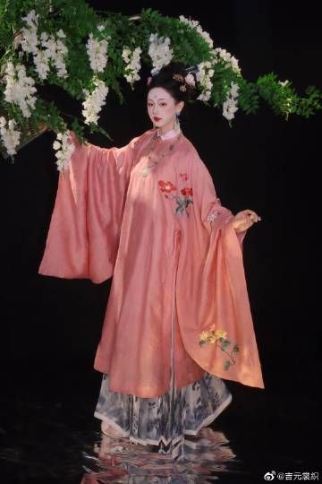 Red Cheongsam for the Journey to the College Entrance Examination Red Cheongsam for the Journey to the College Entrance Examination