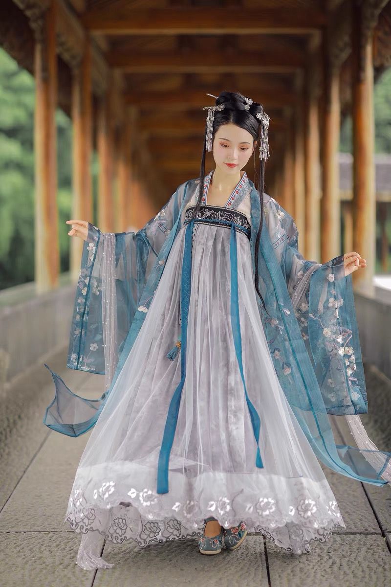 Reconstructing the Splendor of Jin-Style Hanfu:A Journey into Traditional Chinese Elegance Reconstructing the Splendor of Jin-Style Hanfu:A Journey into Traditional Chinese Elegance