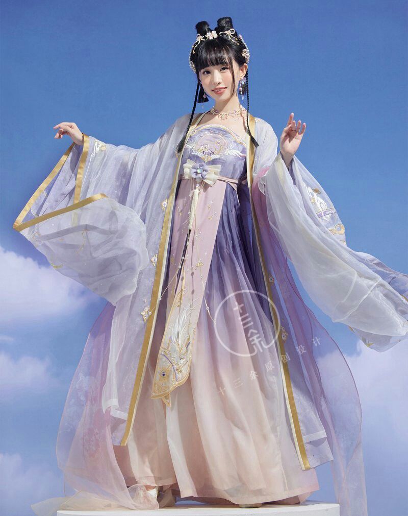 The Traditional Charm of Cheongsam-Clad Aristocratic Ladies The Traditional Charm of Cheongsam-Clad Aristocratic Ladies