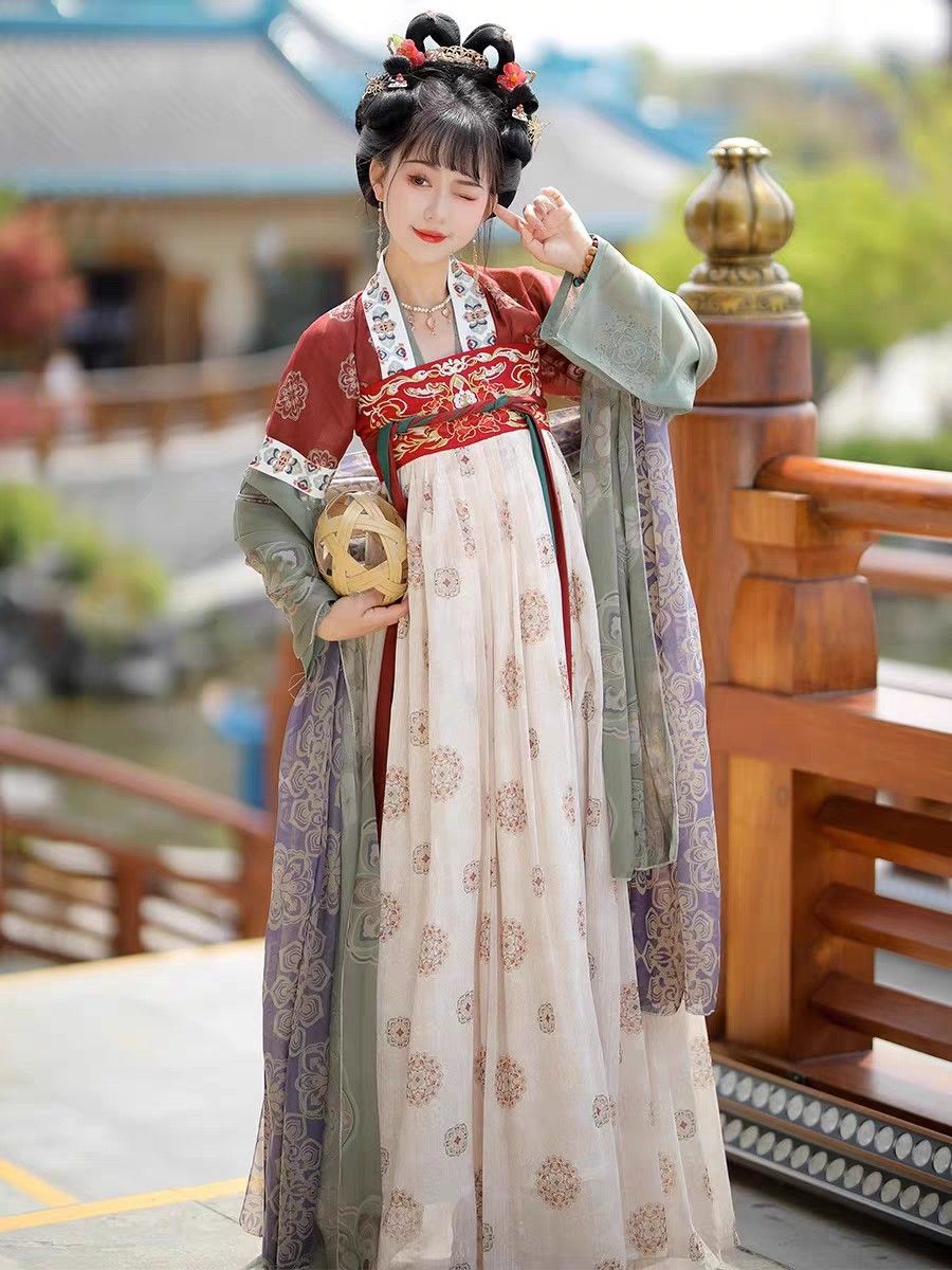 Seductive Cheongsam Tops:A Glance into the Ethereal Beauty of Traditional Chinese Clothing Seductive Cheongsam Tops:A Glance into the Ethereal Beauty of Traditional Chinese Clothing