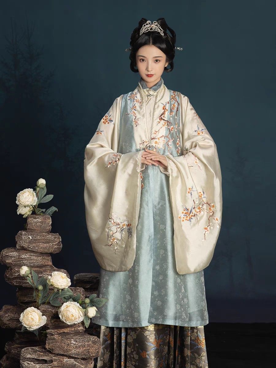 Embracing Tradition:The New-Age Sansha Silk Cheongsam Embracing Tradition:The New-Age Sansha Silk Cheongsam