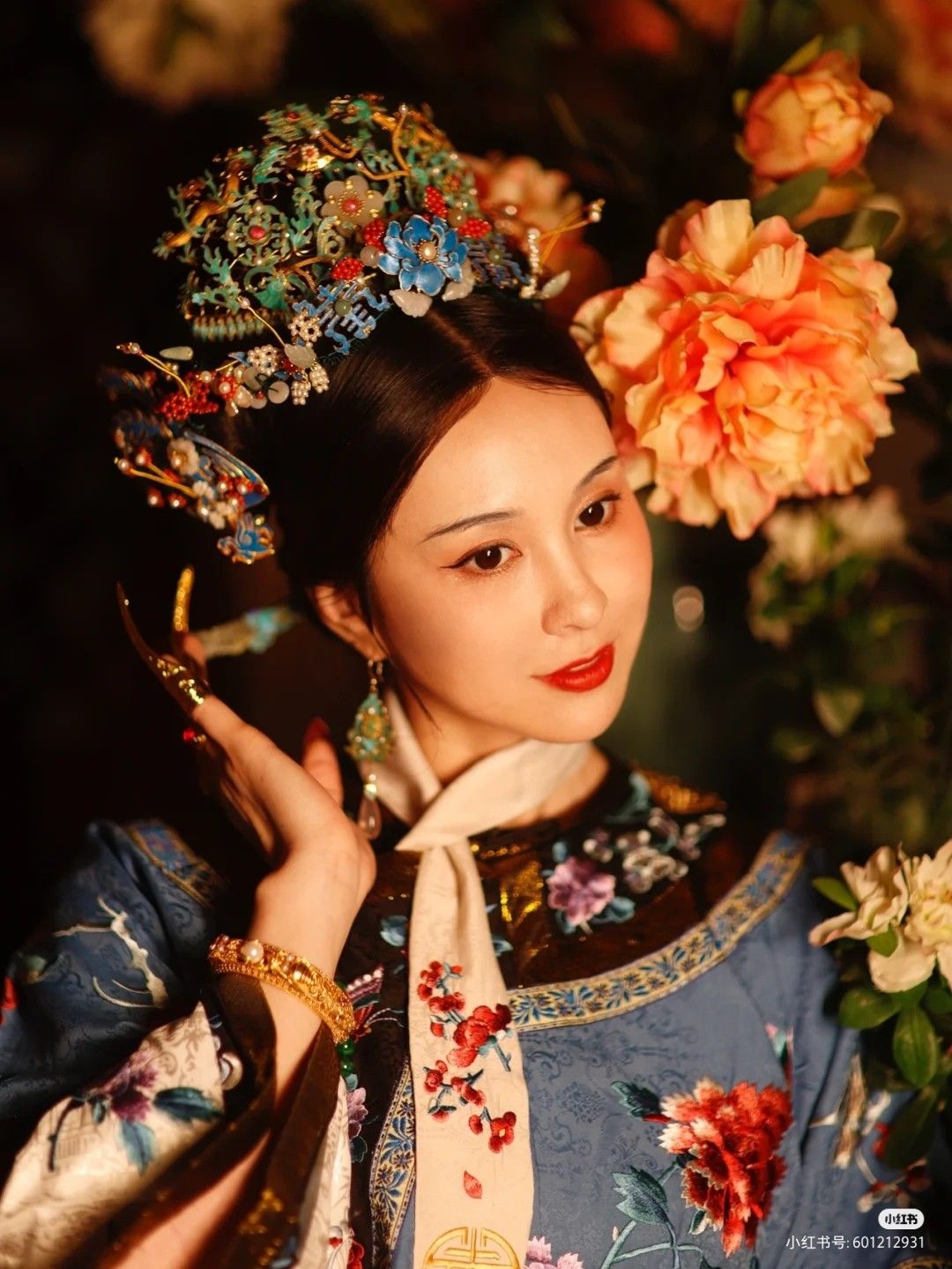 The Elegance of Cheongsam-Inspired Outerwear with Shawls and Overlays The Elegance of Cheongsam-Inspired Outerwear with Shawls and Overlays