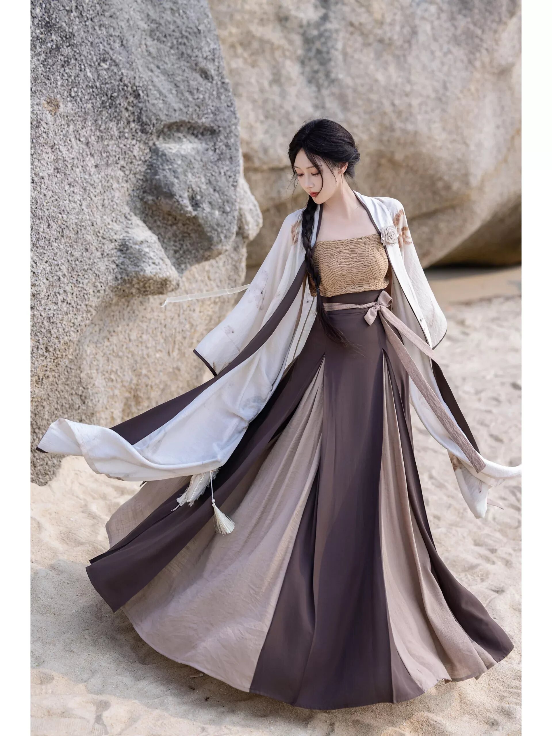 The Ming Dynastys Round-necked Robe and Horse-faced Skirt:A Cultural Exploration The Ming Dynastys Round-necked Robe and Horse-faced Skirt:A Cultural Exploration