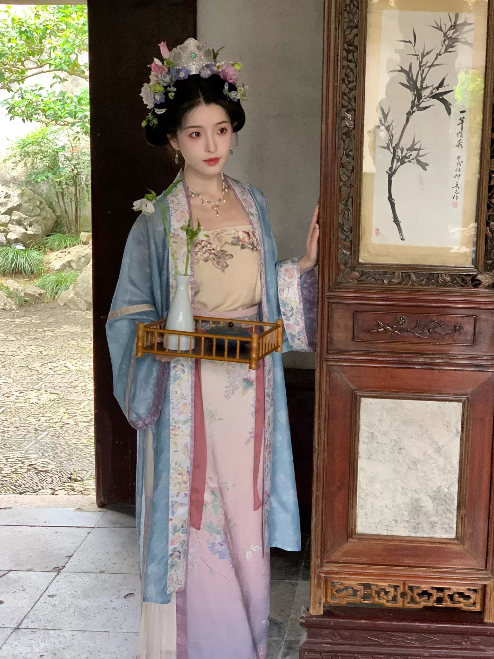 The Revival of Hanfu Culture:The Interplay between Kylin-Inspired Patterns and Modern Hanfu Fashion