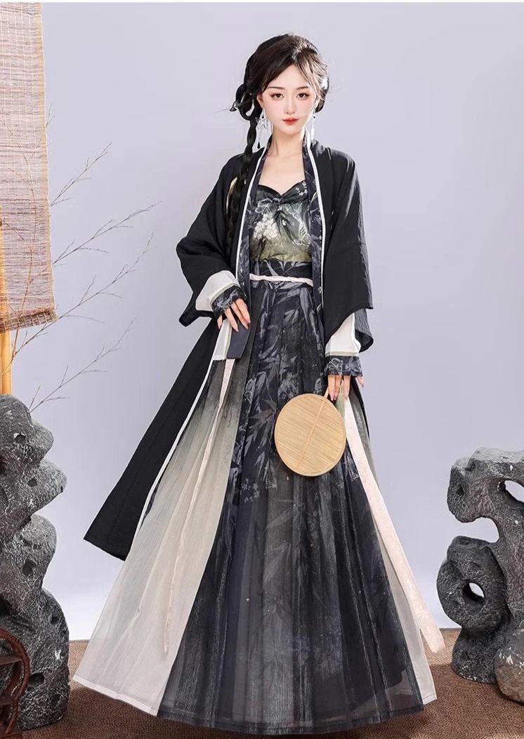 The Ethereal Beauty of Wind-kissed One-sleeved Horseface Skirt The Ethereal Beauty of Wind-kissed One-sleeved Horseface Skirt