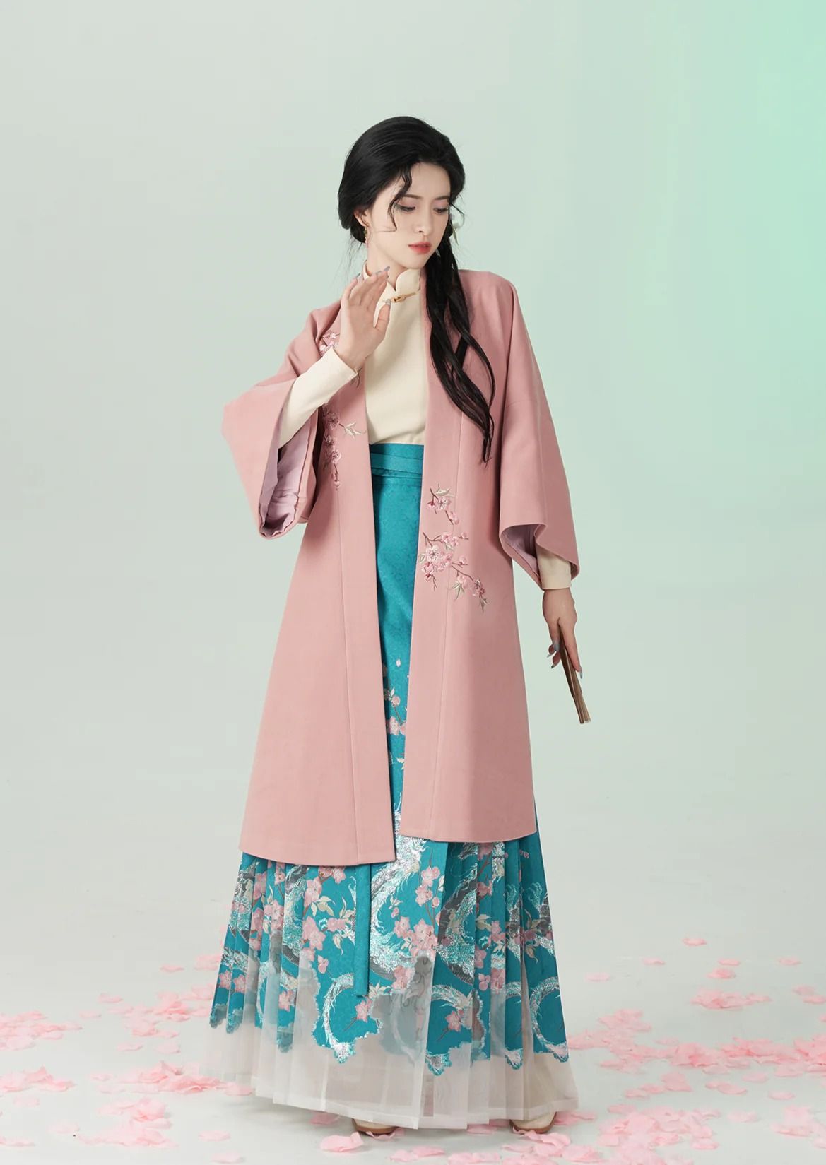 The Revival of Hanfu:Traditional Chinese Attire in Modern Context The Revival of Hanfu:Traditional Chinese Attire in Modern Context