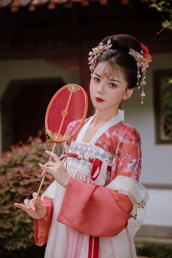 Ancient Charm of Student Besties in Hanfu Fashion Ancient Charm of Student Besties in Hanfu Fashion