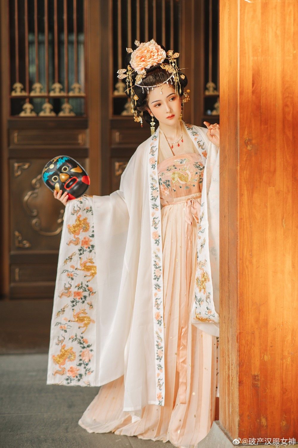 High-Value Charm Bracelets Embodying the Splendor of Traditional Hanfu Fashion High-Value Charm Bracelets Embodying the Splendor of Traditional Hanfu Fashion