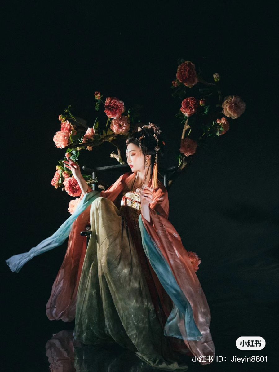 The Elegance of a Traditional Chinese Cheongsam:A Girl in the Republic Era Style The Elegance of a Traditional Chinese Cheongsam:A Girl in the Republic Era Style