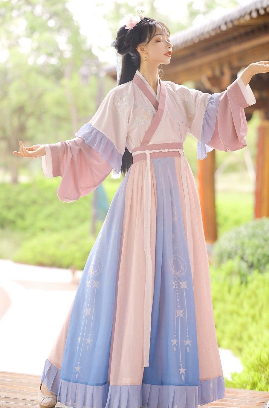 The Journey of a 9-Year-Old into the World of Hanfu Chinese Traditional Clothing) The Journey of a 9-Year-Old into the World of Hanfu Chinese Traditional Clothing)