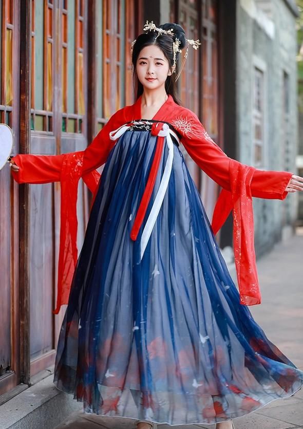 The Enchanting Journey of Ling Miaomiao in Traditional Hanfu Fashion