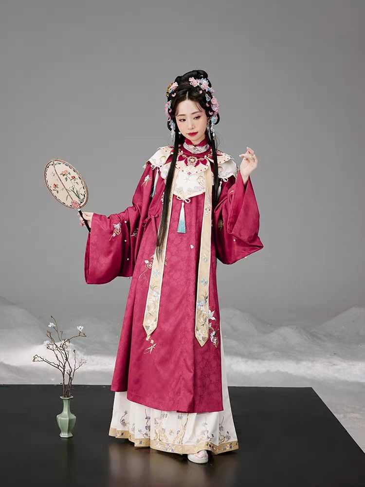 Ethnic Charm of a Cheongsam-Clad Maiden:Navel-Inspired Beauty in Traditional Vogue Ethnic Charm of a Cheongsam-Clad Maiden:Navel-Inspired Beauty in Traditional Vogue