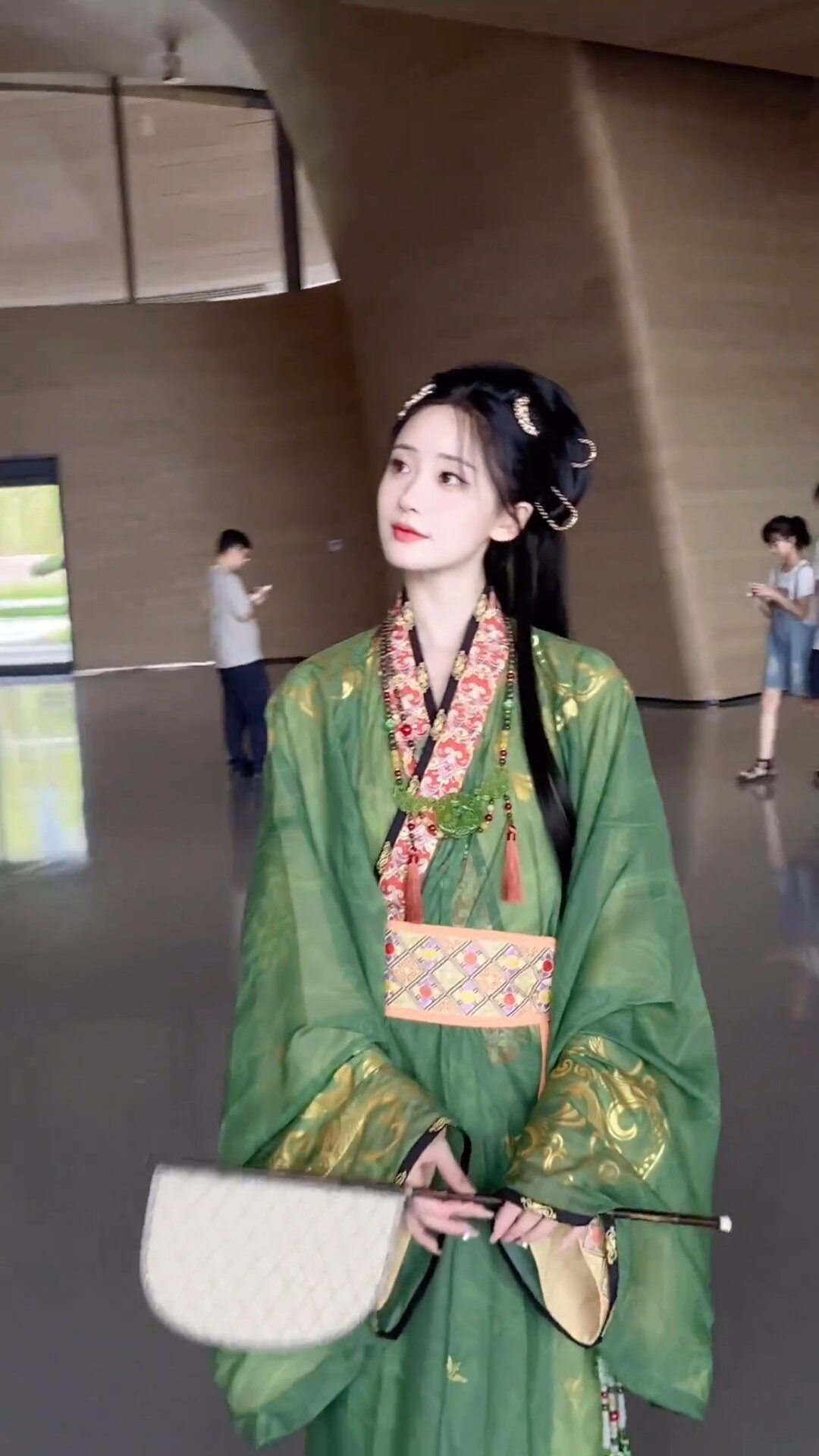The Elegance of a White Hanfu Blouse:A Woman in Traditional Splendor The Elegance of a White Hanfu Blouse:A Woman in Traditional Splendor