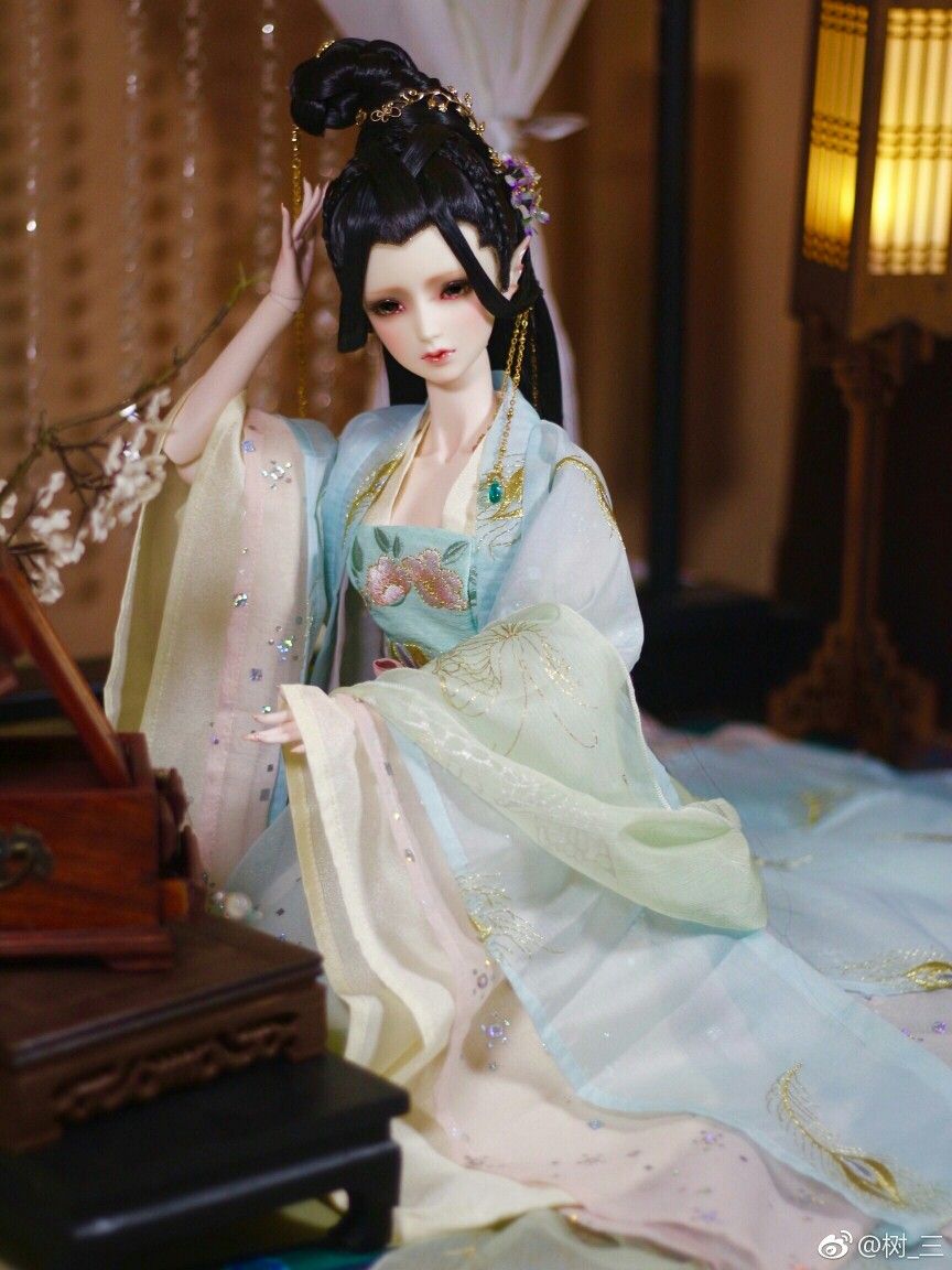 The Splendor of Hanfu Under a Vast Blue Sky The Splendor of Hanfu Under a Vast Blue Sky