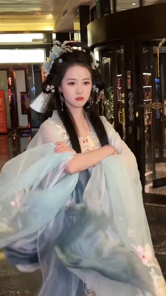 The Elegance of Hanfu:The Far-Mountain Ethereal in Traditional Chinese Splendor The Elegance of Hanfu:The Far-Mountain Ethereal in Traditional Chinese Splendor