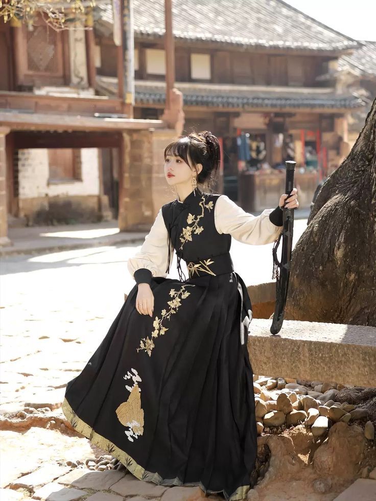Elegance and Tradition in a Gentrys Attire:The Story of Suzhou Cheongsam and its Noblewoman Elegance and Tradition in a Gentrys Attire:The Story of Suzhou Cheongsam and its Noblewoman