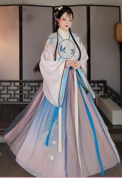 Vintage Charm of Cheongsam and Shawl:Summer Fashion with a Retro Edge Vintage Charm of Cheongsam and Shawl:Summer Fashion with a Retro Edge