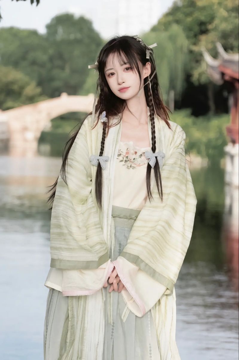 Unraveling the Origin of Traditional Straight-Gown Hanfu:A Journey into Chinese Cultural Heritage Unraveling the Origin of Traditional Straight-Gown Hanfu:A Journey into Chinese Cultural Heritage