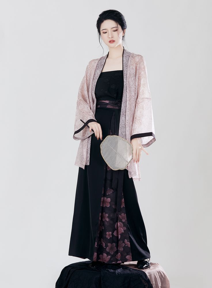 A New Era of Chinese Style:Light Purple Cheongsam A New Era of Chinese Style:Light Purple Cheongsam