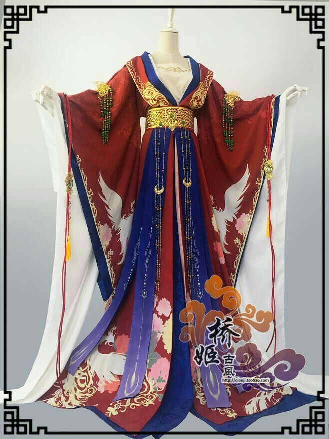 Exploring the Enchantment of Blue-Hued Hanfu with Grand Sleeves Exploring the Enchantment of Blue-Hued Hanfu with Grand Sleeves