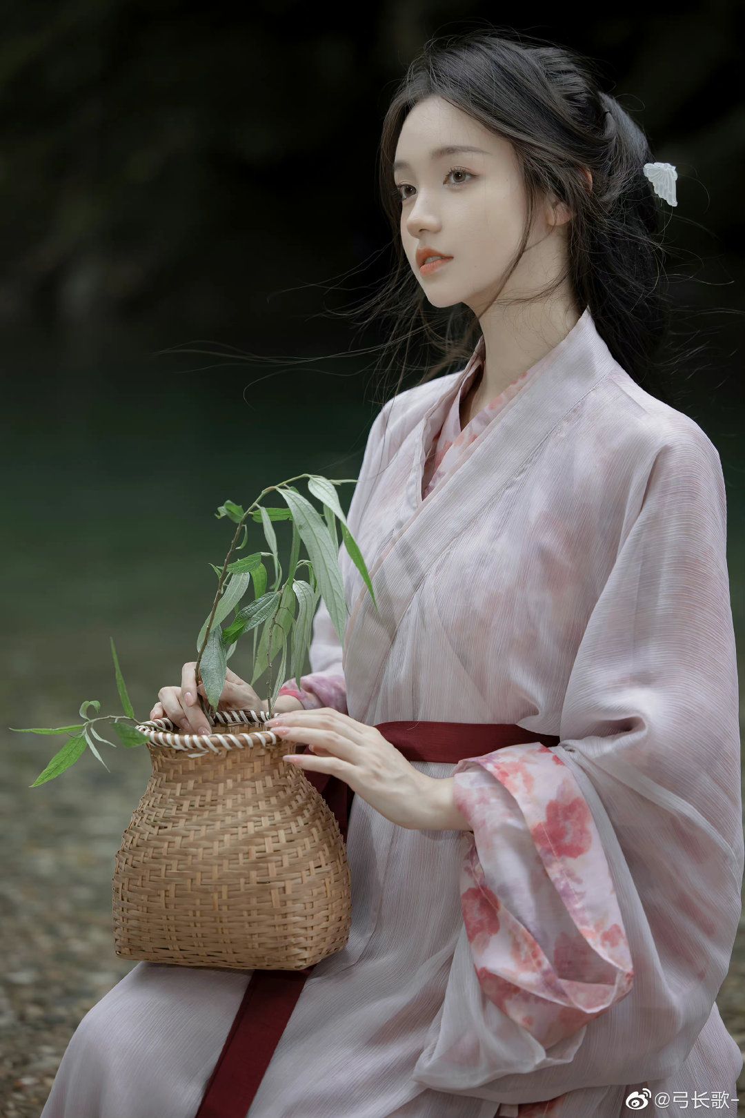 Poetic Wilderness:Original Hanfu Fashion and Its Cultural Significance Poetic Wilderness:Original Hanfu Fashion and Its Cultural Significance