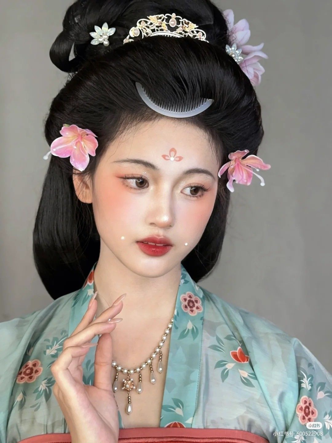 The Short Inner Lining of Cheongsam:A Cultural Insight The Short Inner Lining of Cheongsam:A Cultural Insight