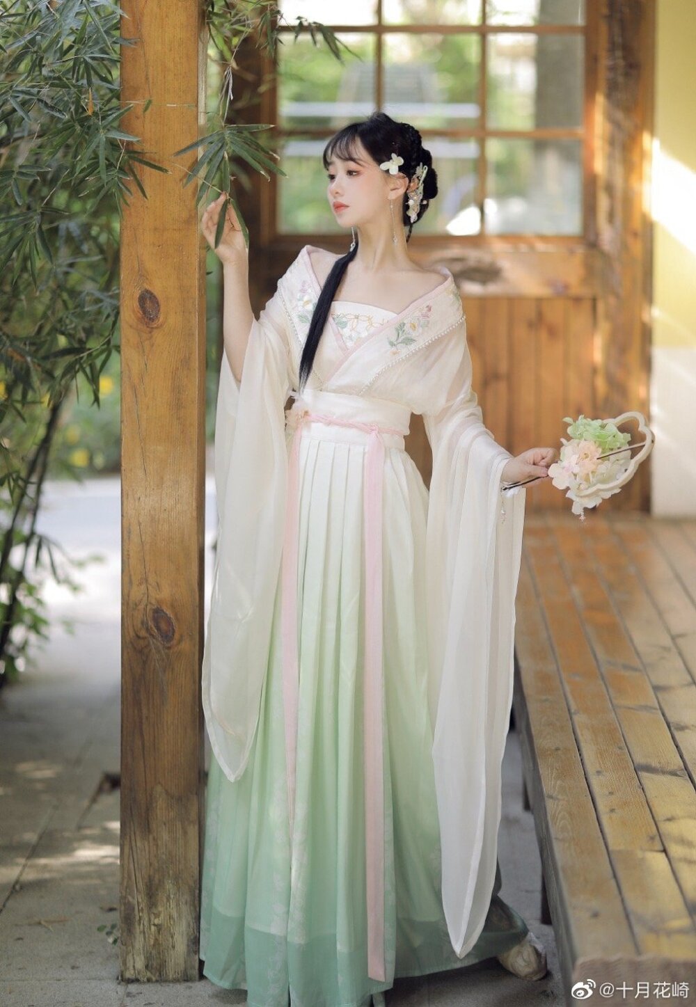 The Aquarius in Hanfu:A Third-Grade Journey into the World of Unique Traditional Fashion The Aquarius in Hanfu:A Third-Grade Journey into the World of Unique Traditional Fashion