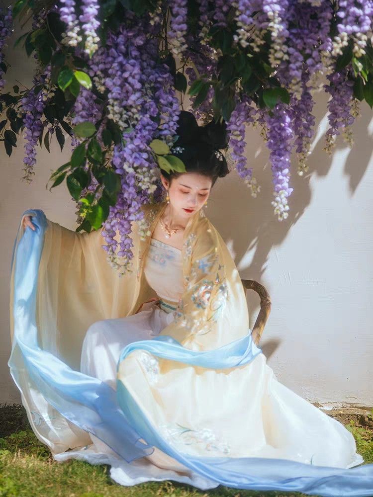 The Splendor of Hanfu:The Cheongsam-Inspired Qixiong Dress The Splendor of Hanfu:The Cheongsam-Inspired Qixiong Dress