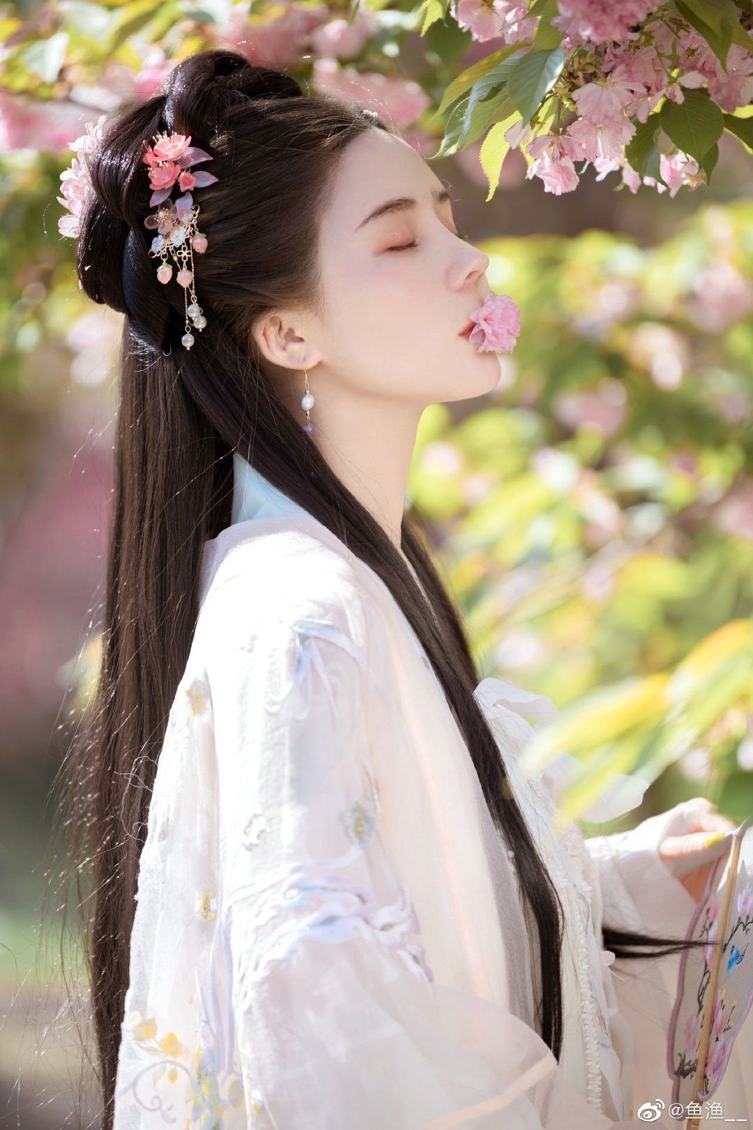 The Splendor of Red Hanfu in the Northern and Southern Dynasties The Splendor of Red Hanfu in the Northern and Southern Dynasties