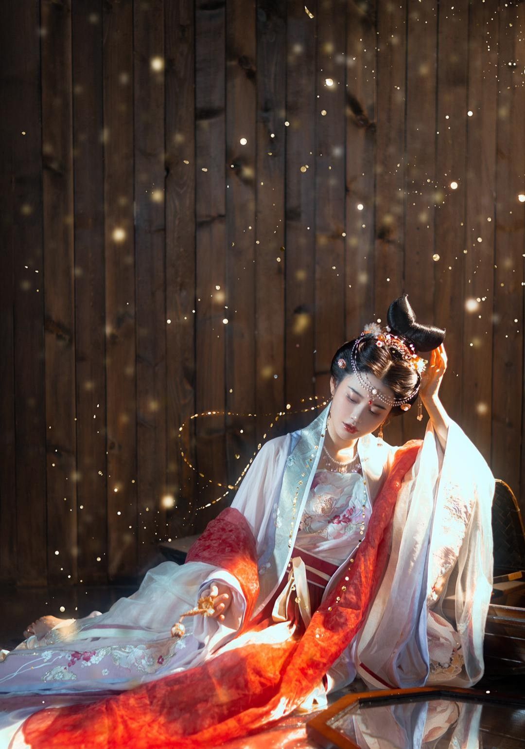 The Splendor of Hanfu Headdress:The Red Ball as a Symbol of Elegance and Tradition The Splendor of Hanfu Headdress:The Red Ball as a Symbol of Elegance and Tradition