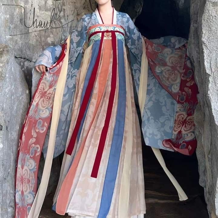 Women in Ramie Tang Suit:Embodying Traditional Elegance Women in Ramie Tang Suit:Embodying Traditional Elegance