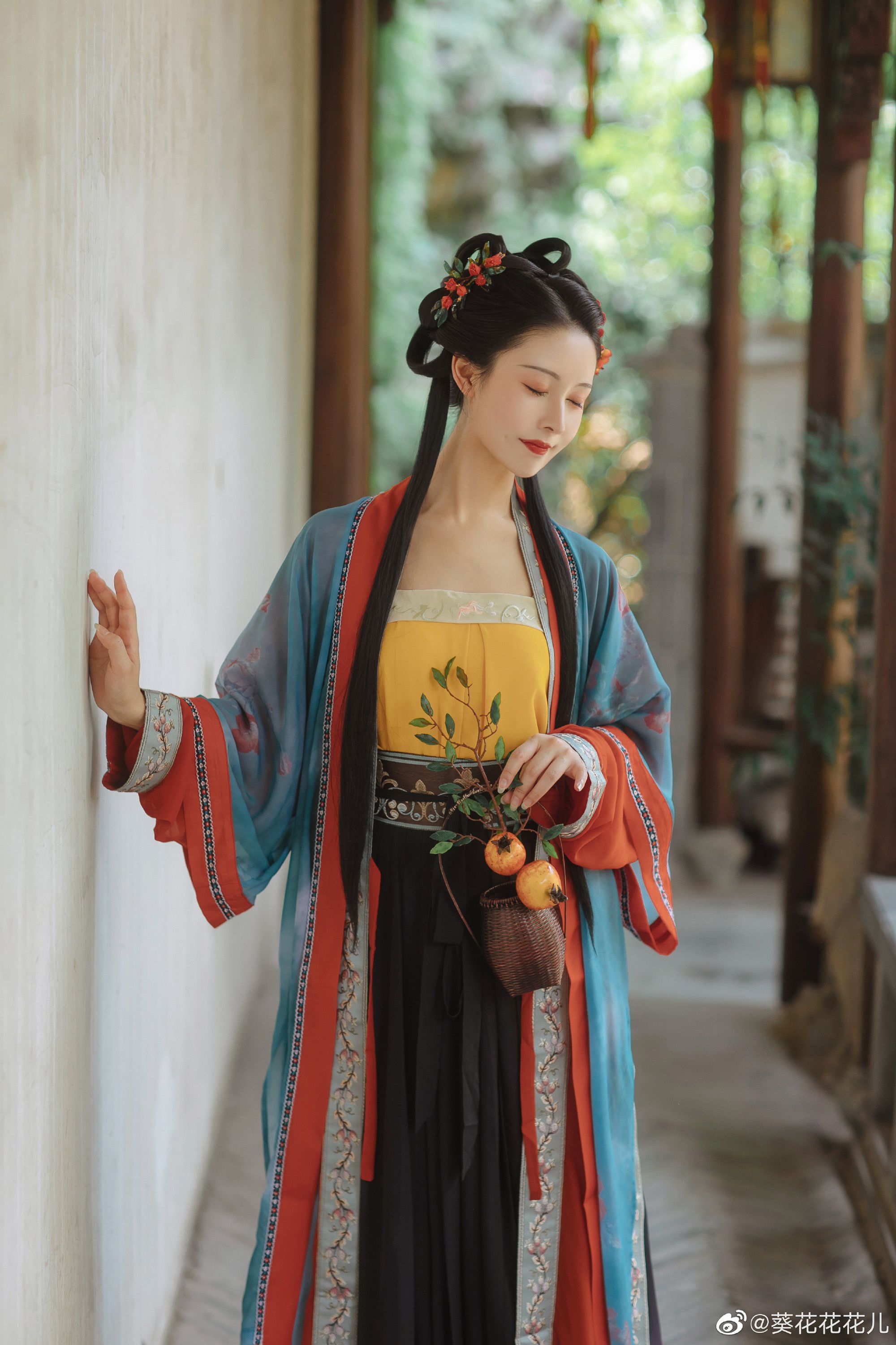 The Enchantment of Hanfu Shoes with Mǎmiàn Skirt:A Cultural Fusion in Traditional Chinese Fashion The Enchantment of Hanfu Shoes with Mǎmiàn Skirt:A Cultural Fusion in Traditional Chinese Fashion