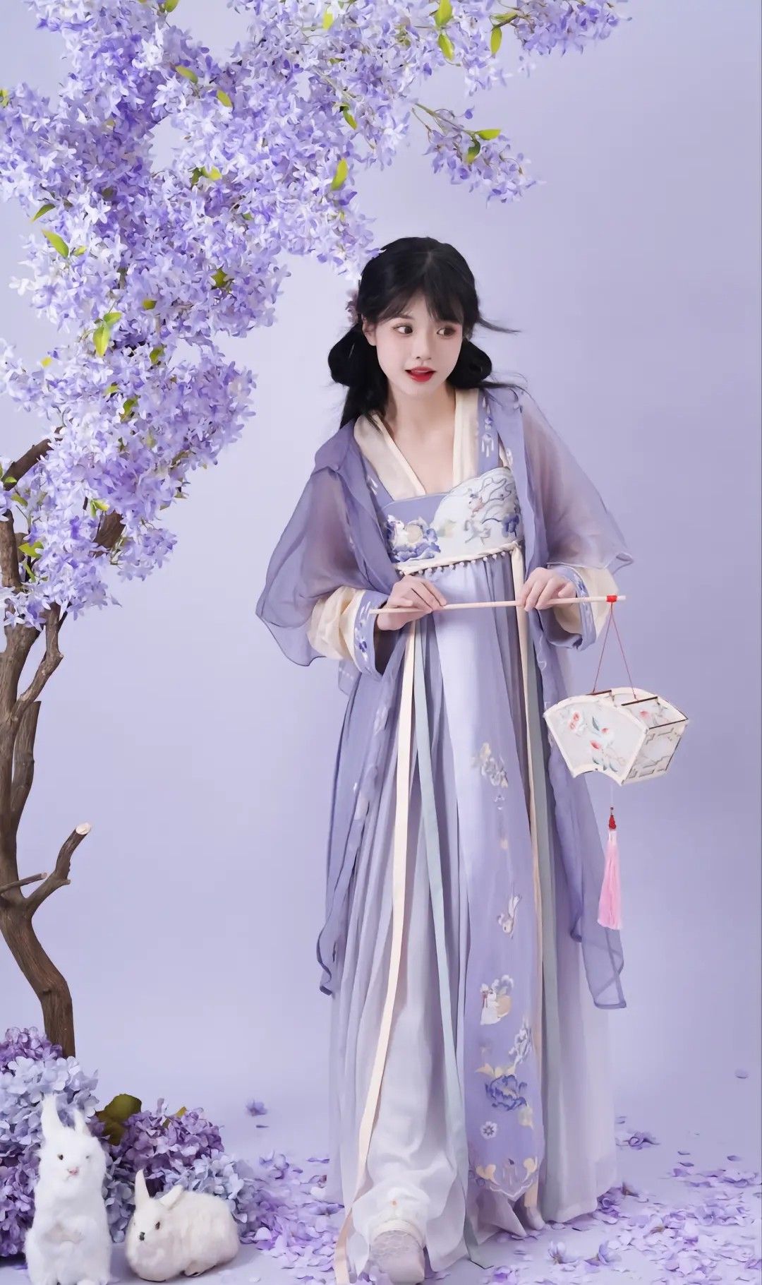 The Little Girl in a Traditional Chinese Hanfu Maimi Skirt The Little Girl in a Traditional Chinese Hanfu Maimi Skirt